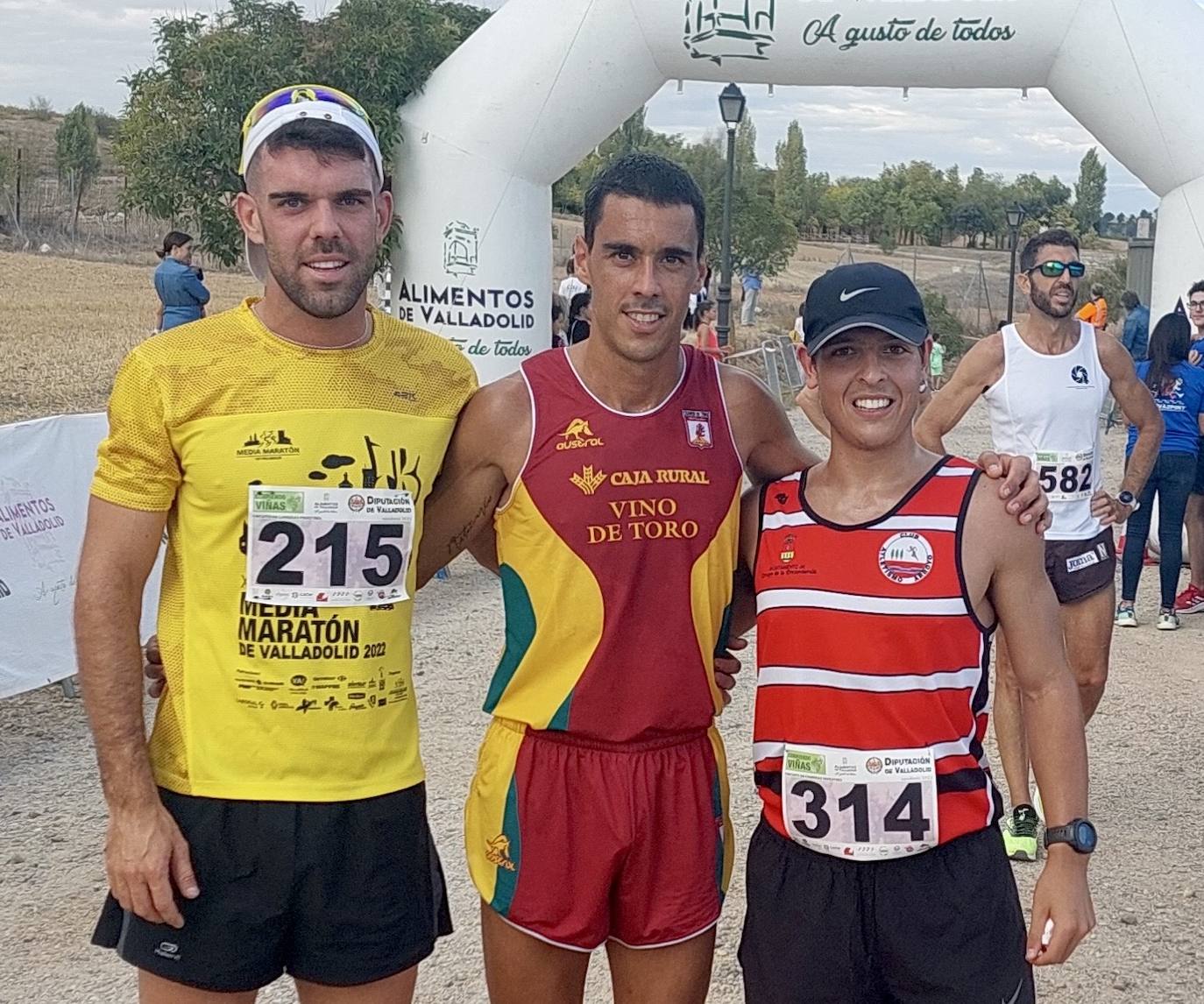 Fotos: Centenares de corredores participan en la segunda etapa del circuito Corriendo Entre Viñas en Cigales
