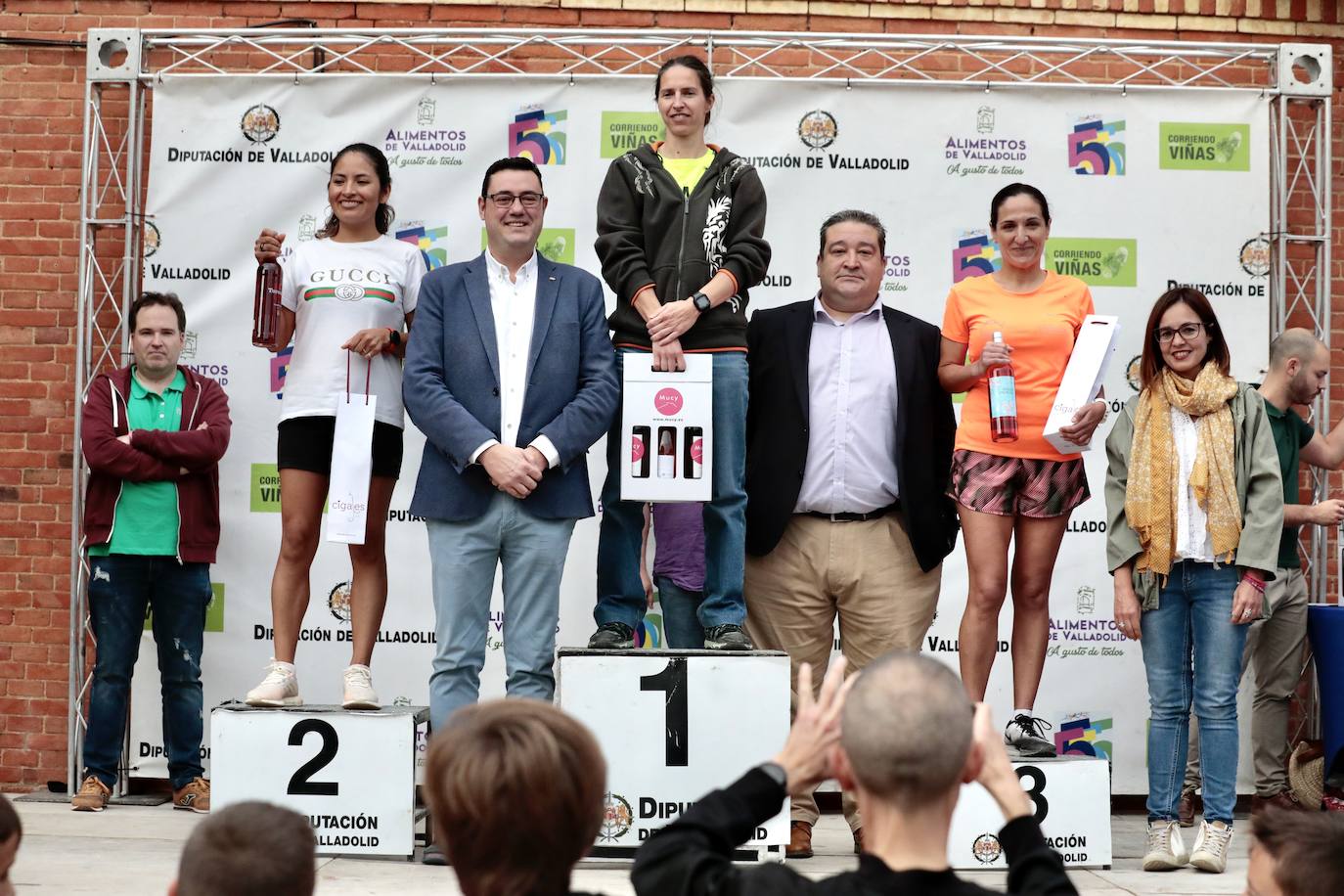 Fotos: Centenares de corredores participan en la segunda etapa del circuito Corriendo Entre Viñas en Cigales