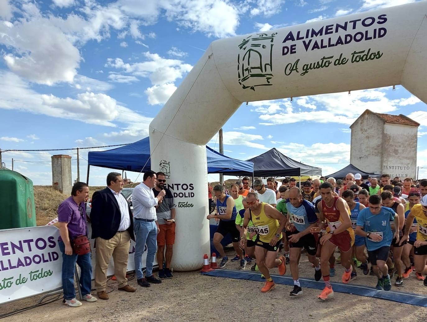 Fotos: Centenares de corredores participan en la segunda etapa del circuito Corriendo Entre Viñas en Cigales