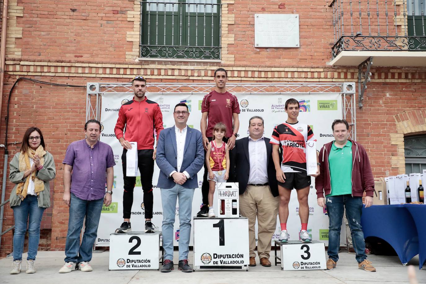 Fotos: Centenares de corredores participan en la segunda etapa del circuito Corriendo Entre Viñas en Cigales