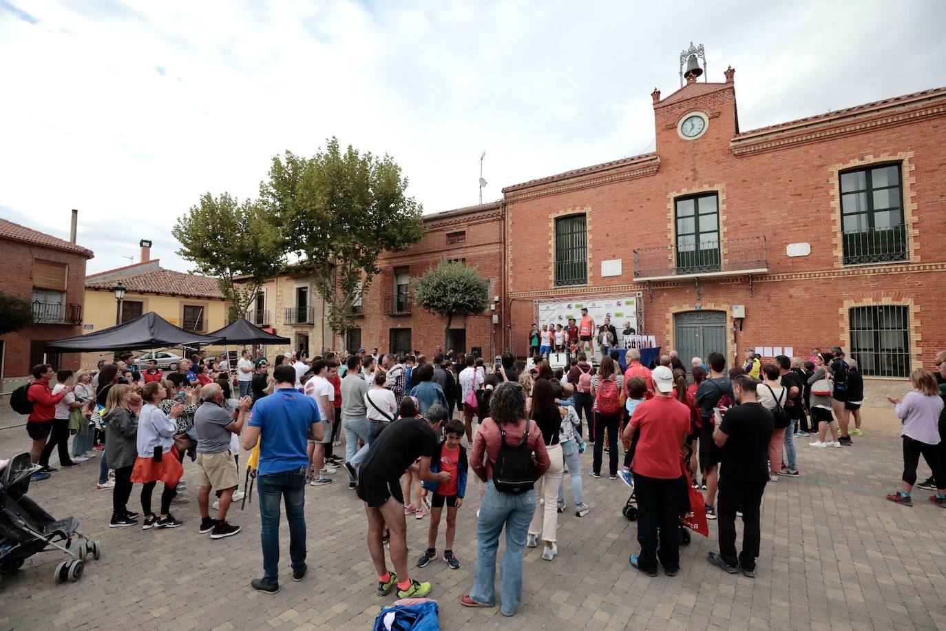 Fotos: Centenares de corredores participan en la segunda etapa del circuito Corriendo Entre Viñas en Cigales