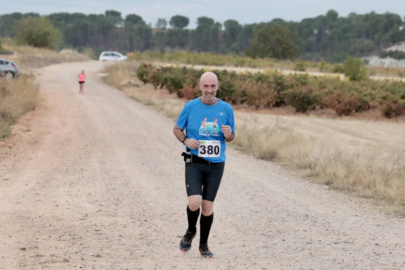Fotos: Centenares de corredores participan en la segunda etapa del circuito Corriendo Entre Viñas en Cigales