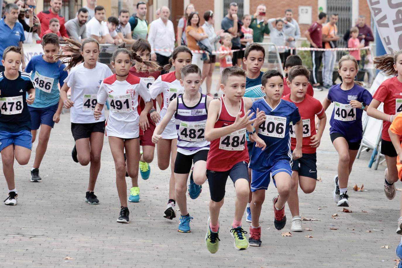 Fotos: Centenares de corredores participan en la segunda etapa del circuito Corriendo Entre Viñas en Cigales