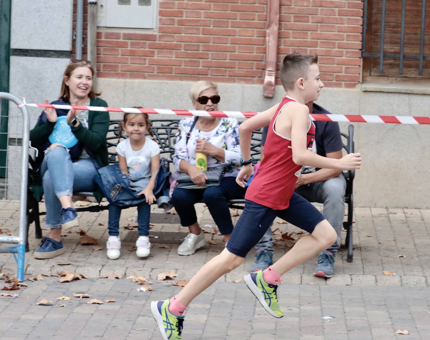 Fotos: Centenares de corredores participan en la segunda etapa del circuito Corriendo Entre Viñas en Cigales