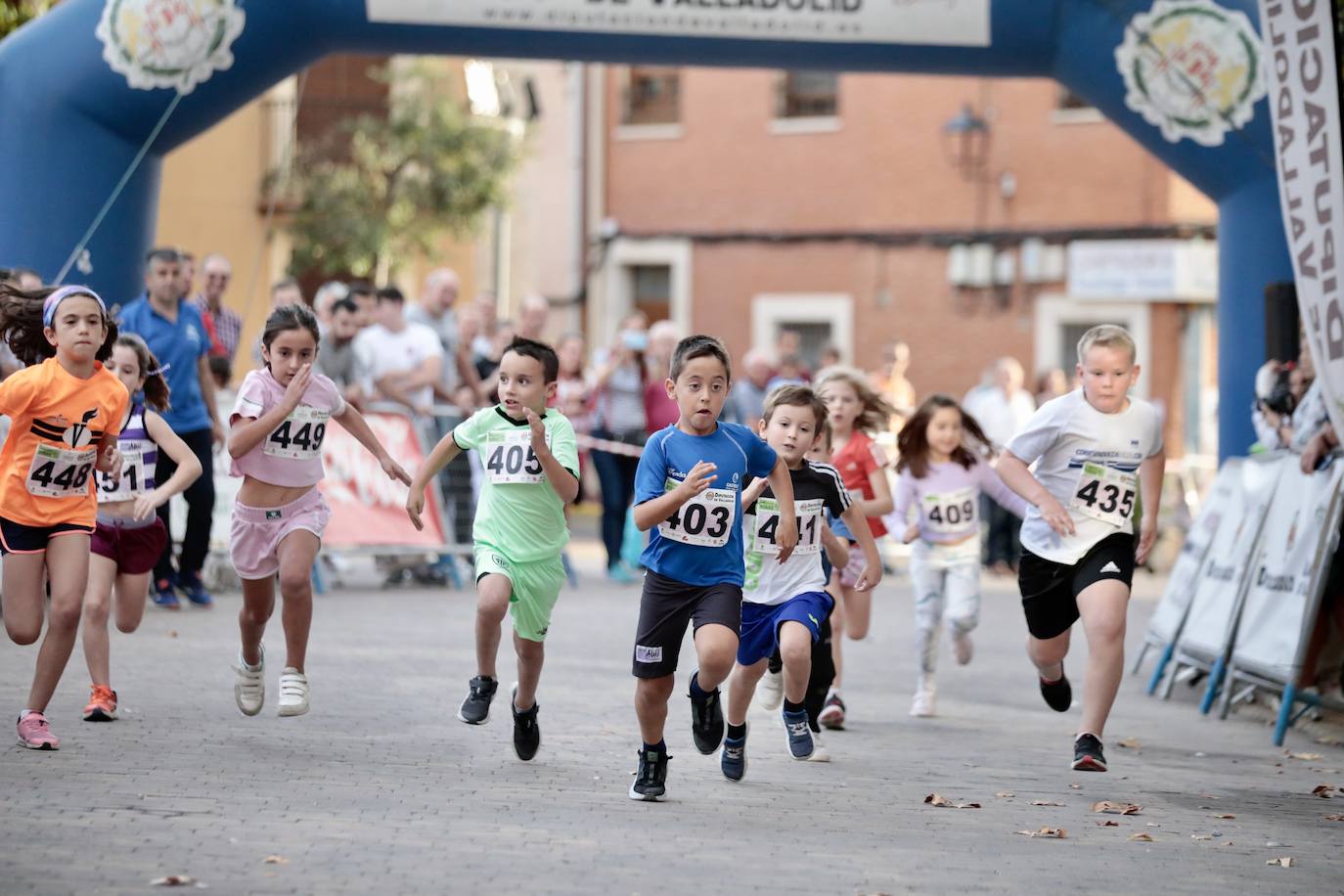 Fotos: Centenares de corredores participan en la segunda etapa del circuito Corriendo Entre Viñas en Cigales