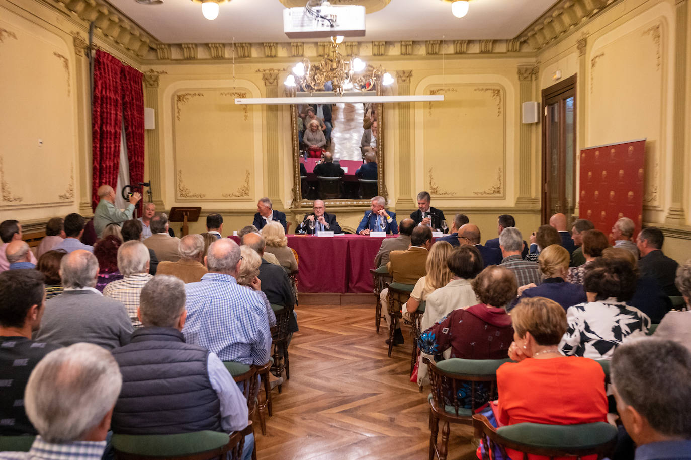 Fotos: El Casino de Palencia recibe al excoronel jefe de la UCO Manuel Sánchez Corbí