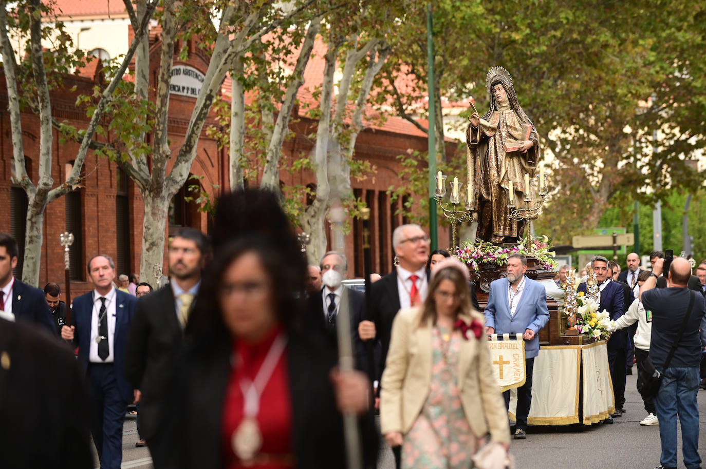 Fotos: Santa Teresa procesiona en Valladolid por el cuarto centenario de su coronación