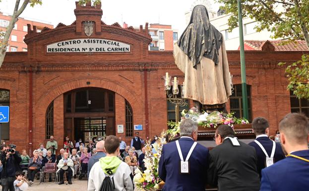 Parada de la comitiva ante la residencia Nuestra Señora del Carmen. 