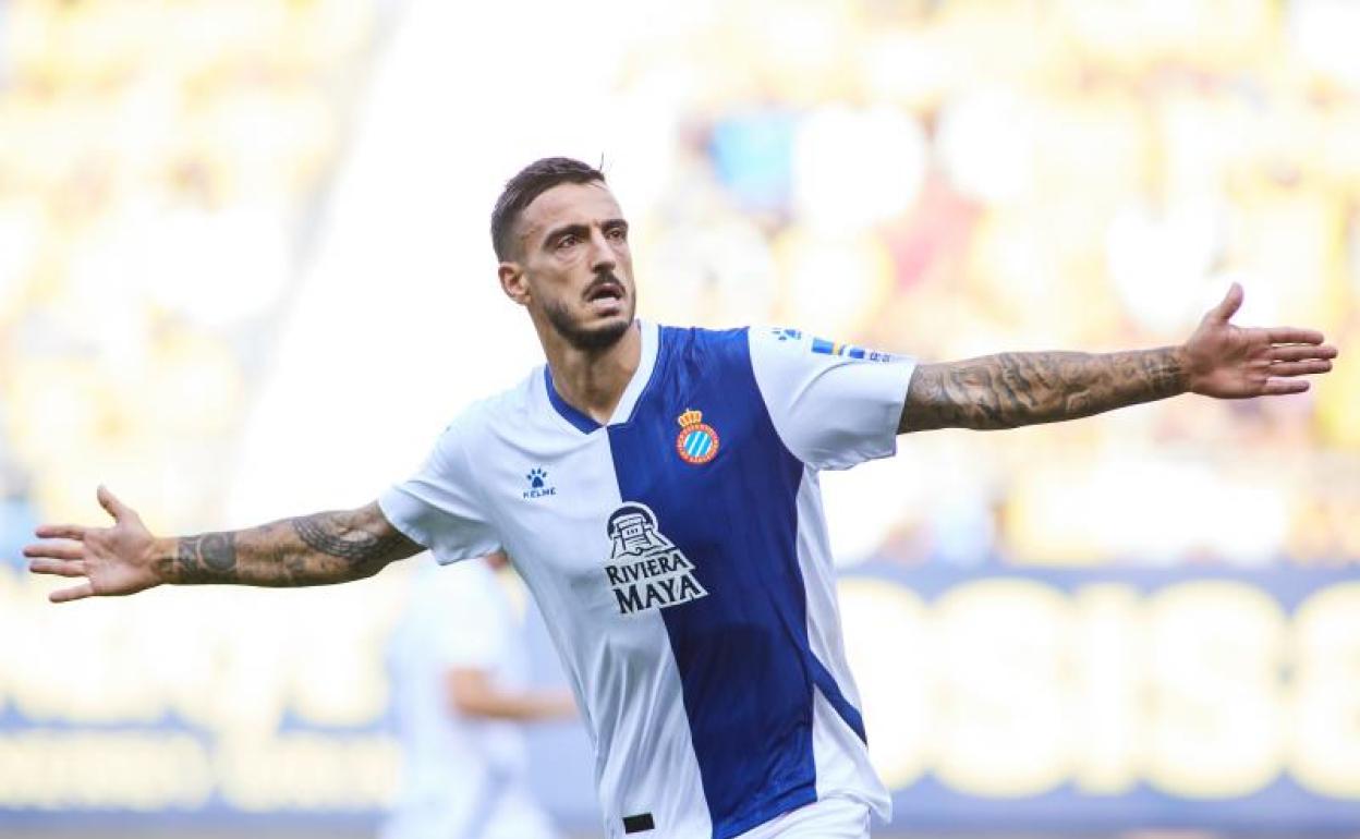 Joselu celebra uno de sus dos goles al Cádiz. 