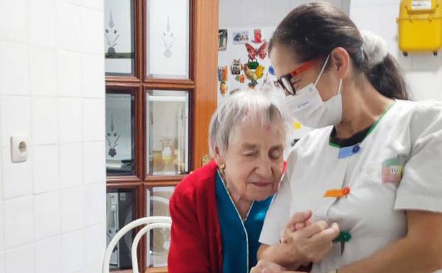 Aura Martina García, usuaria del servicio, y la profesional Rosa Elvia Macías.