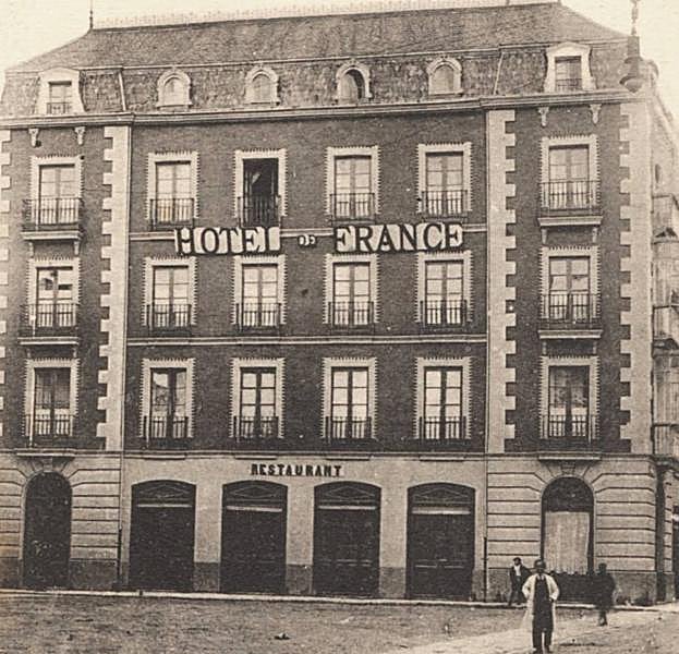 (2) Aspecto del Hotel de Francia en 1928, cuando se hospedó la expedición del Español de Barcelona, con motivo de sus dos partidos contra el Español de Valladolid. Actualmente es la Residencia Universitaria Reyes Católicos 