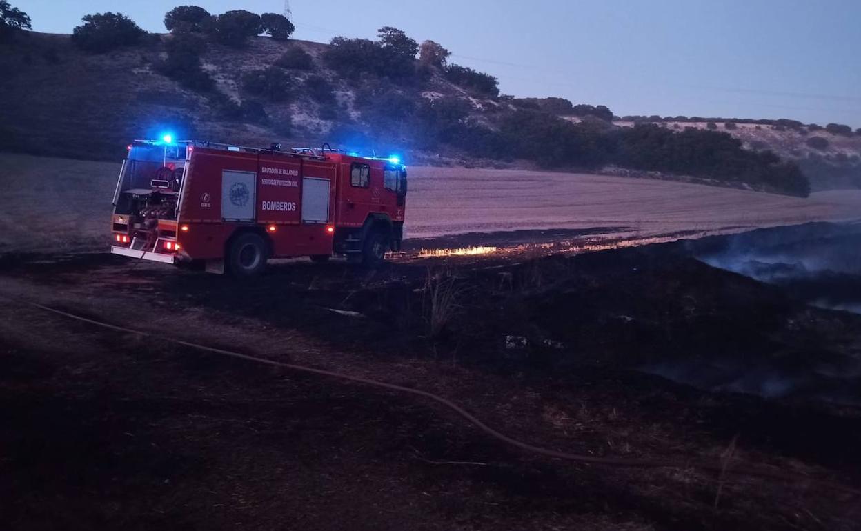 Los Bomberos de la Diputación de Valladolid durante la extinción del incendio de Mucientes. 