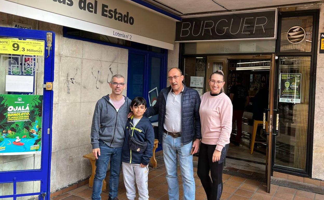 David Rodríguez, dueño del Bar Centro, con su hijo, a la ziquierda, y Fidel Luis y su hija Olga, de la administración de lotería, este sábado en Guardo.