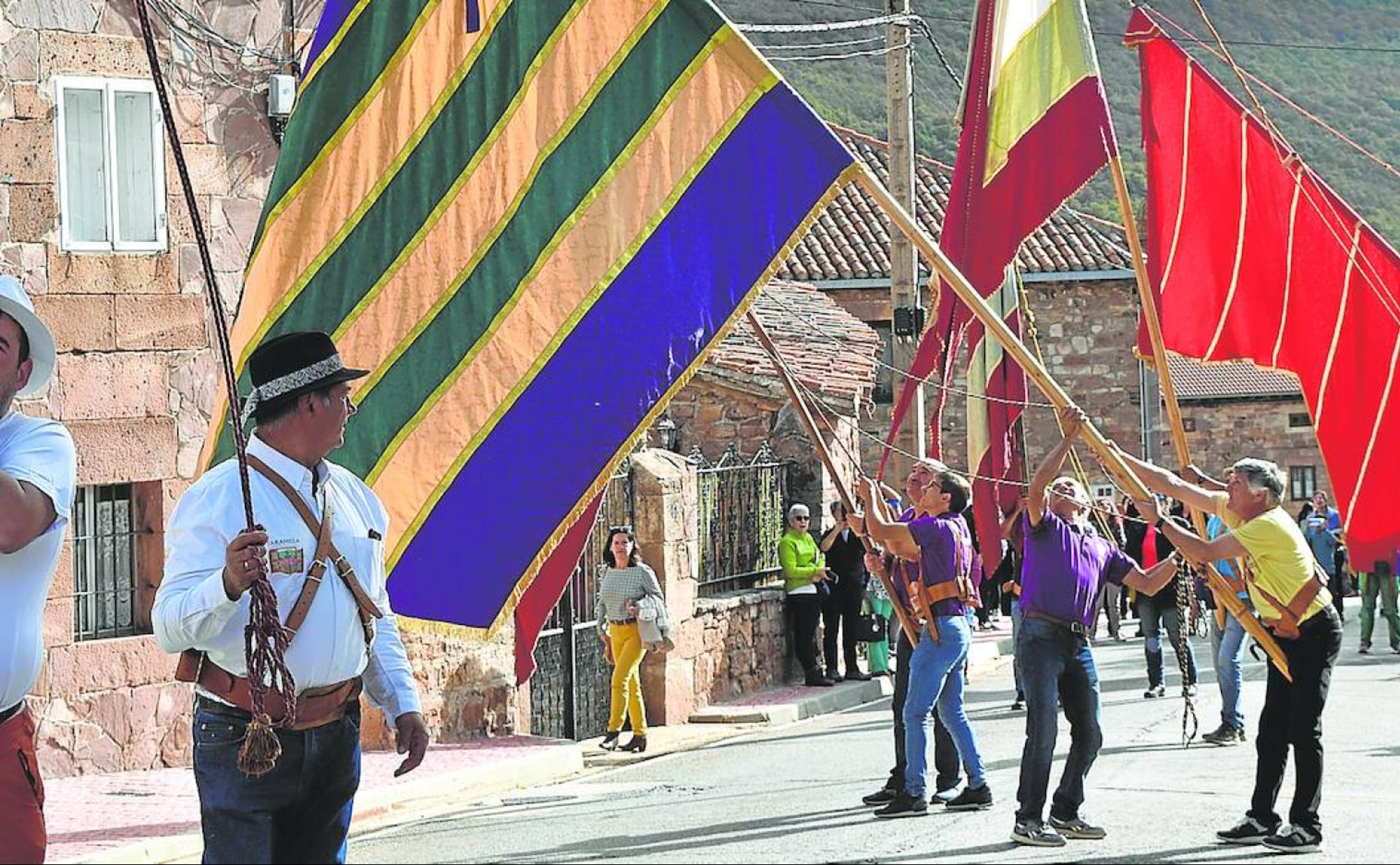 Desfile de pendones en Brañosera, ayer. 