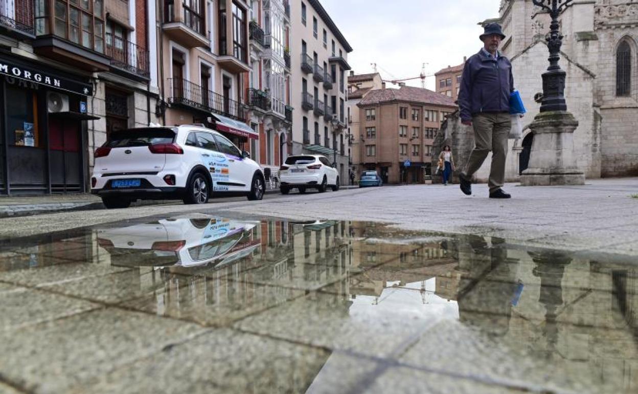 Charcos junto a la Antigua por las lluvias caídas este lunes. 