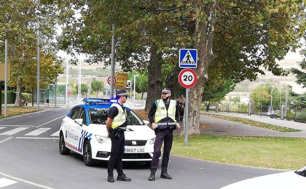 Una patrulla de policía local controla uno de los accesos cerrados al tráfico en la avenida Padre Claret. 