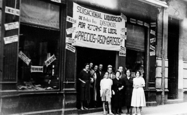 Imagen principal - Comercios históricos de Valladolid: Plásticos Santos, el paraíso de los primeros modelistas