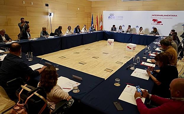 Parlamenarios del PSOE, reunidos este lunes en las Cortes de Castilla y León.