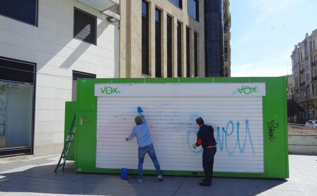 Condenado por hacer pintadas en la caseta de Vox en la plaza de Zorrilla 