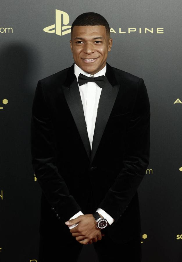 Kylian Mbappé, atacante del PSG, posa a su llegada a la gala. 