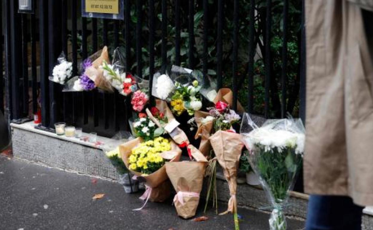 Ofrenda floral frente al edificio donde vivía la pequeña Lola y su familia. 