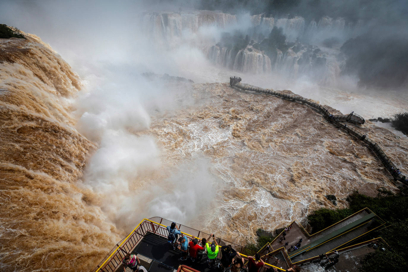 Fotos: Las cataratas de Iguazú se desbordan tras las fuertes lluvias torrenciales