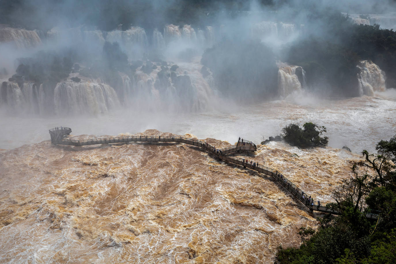 Fotos: Las cataratas de Iguazú se desbordan tras las fuertes lluvias torrenciales