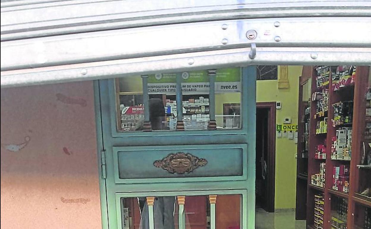 Verja forzada en el estanco de la calle Federico García Lorca de Venta de Baños. 