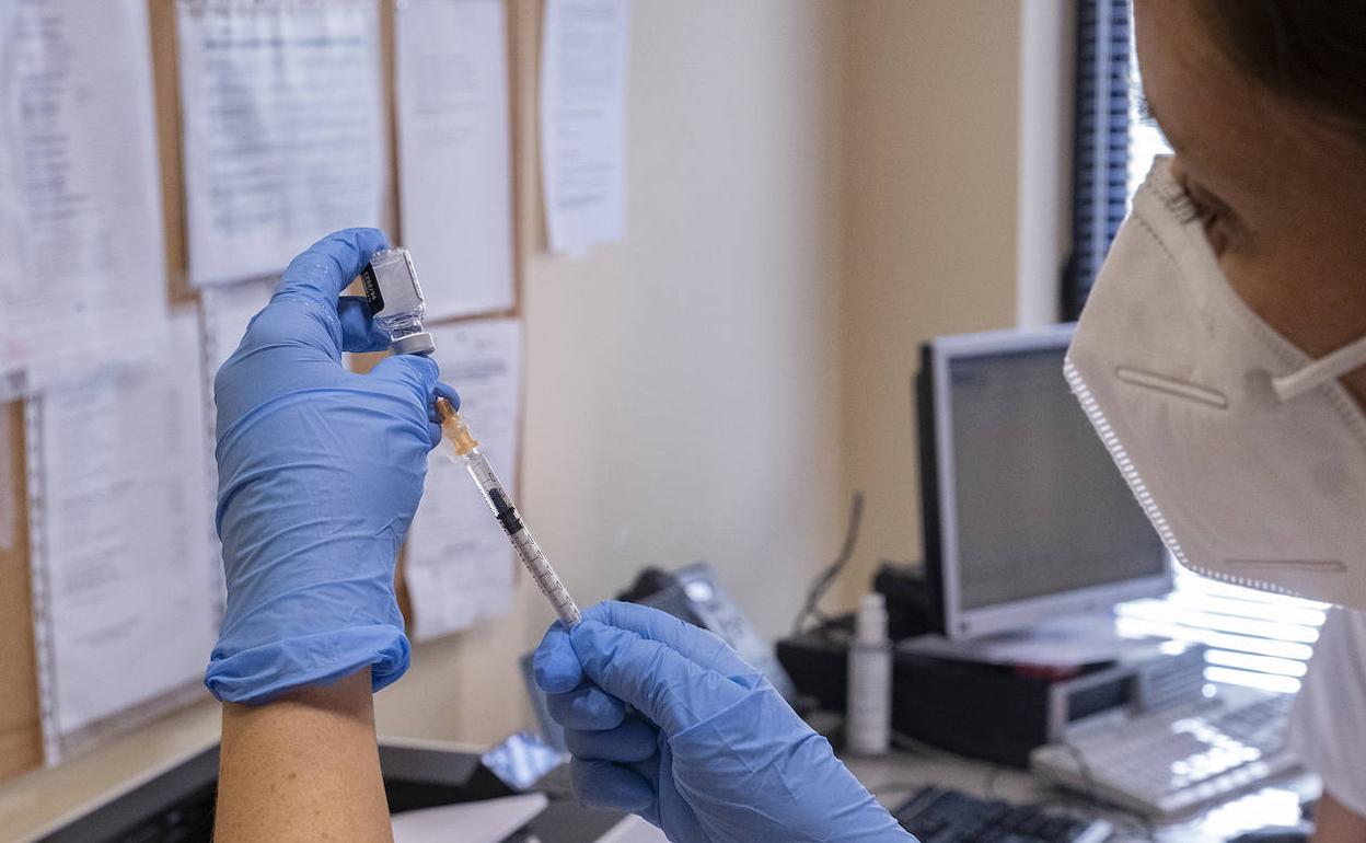 Vacunación antigripal en el centro de salud de Plaza del Ejército en Valladolid. 