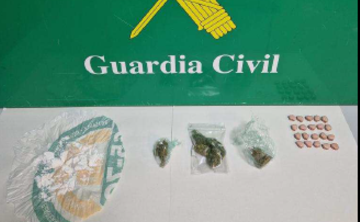 Imagen de la totalidad de droga incautada por la Guardia Civil en el control de La Cistérniga. 