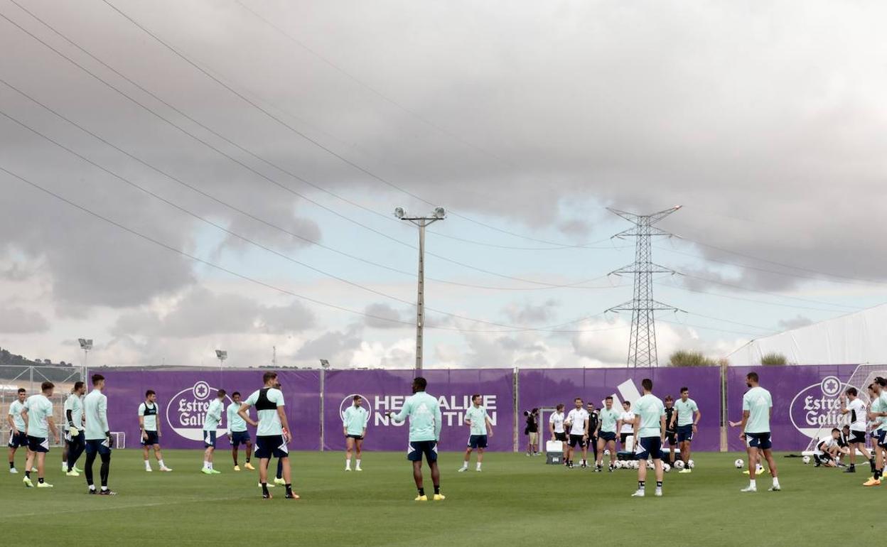 La plantilla del Real Valladolid, en una sesión en los Anexos. 