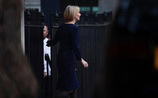 Liz Truss resiste mientras los conservadores buscan su reemplazo en Downing Street