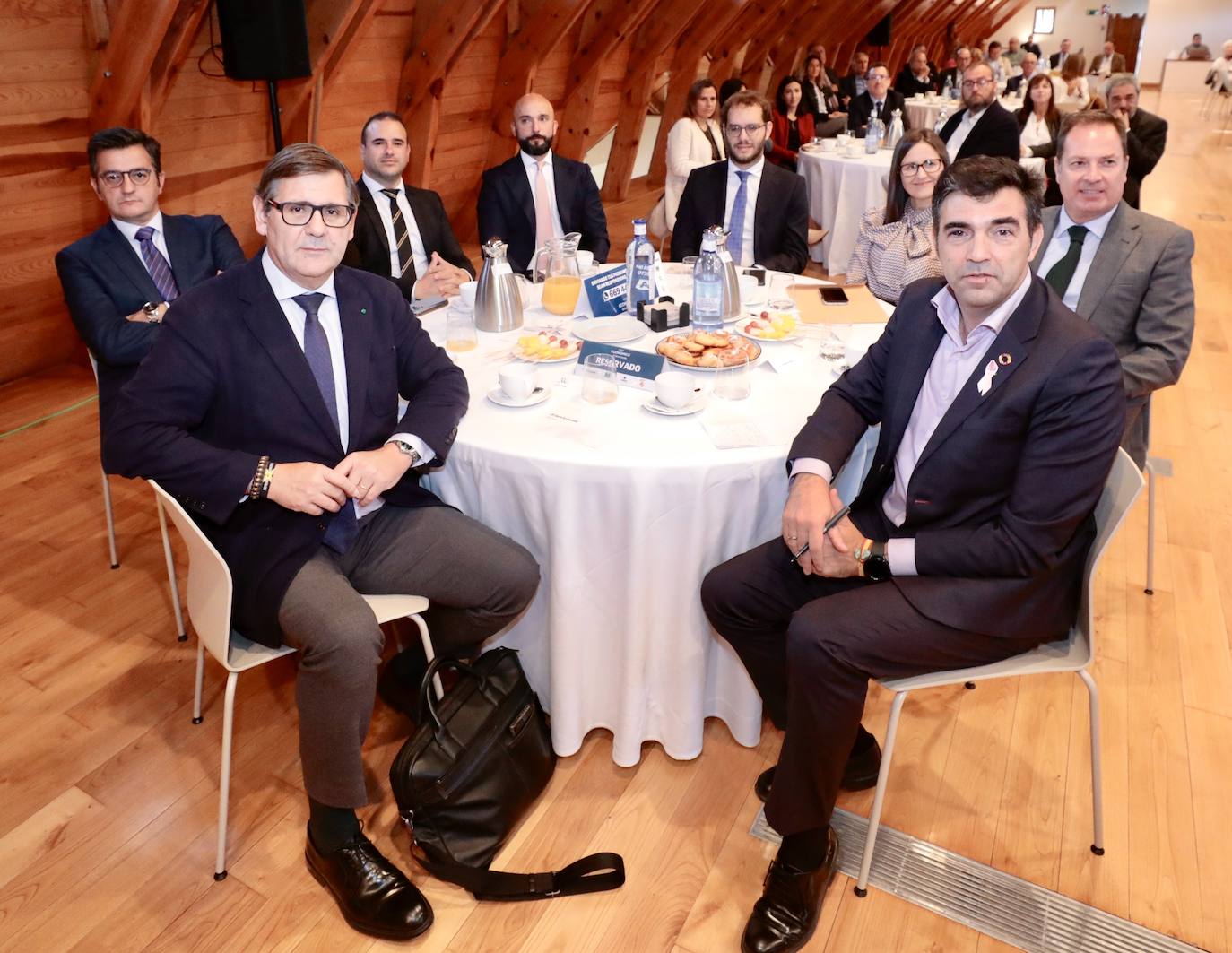 Javier Carrera, procurador VOX Castilla y León; Pablo Carretero, Collosa; Álvaro Ruiz, Carrapiso; David Fermiñán, B.Sabadell; Pablo Vicente, Ciudadanos Valladolid; Paqui Rodríguez, Directora General de Olcese; Fernando Ponzán, director Sabadell Urquijo Castilla y Javier García, portavoz Vox en el Ayuntamiento de Valladolid.