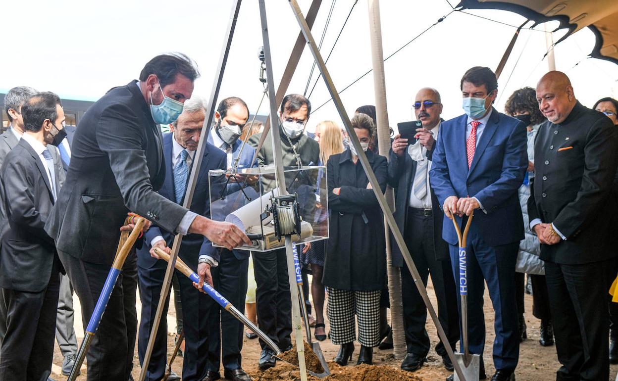 Acto de la colocación de la primera piedra de la fábrica de autobuses celebrado el pasado mes de marzo. 