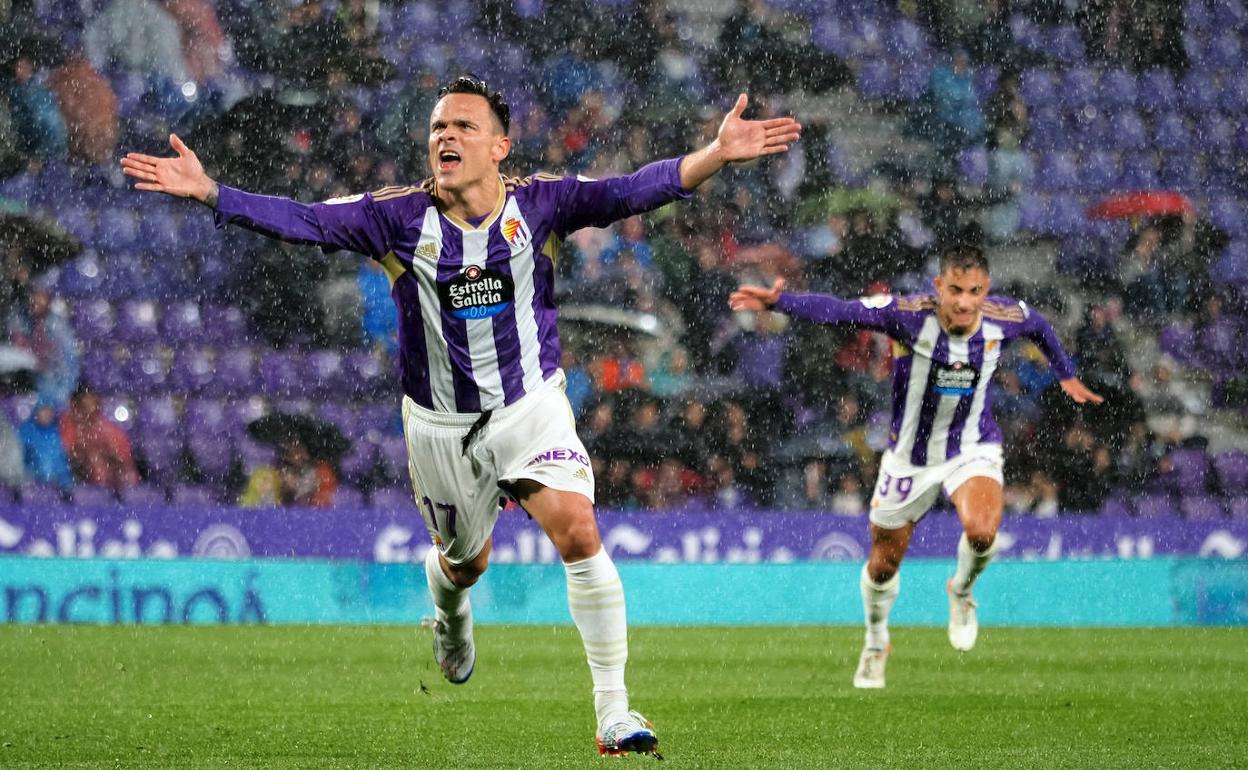 Roque Mesa celebra el zapatazo con el que materializó el primer gol de la noche. 