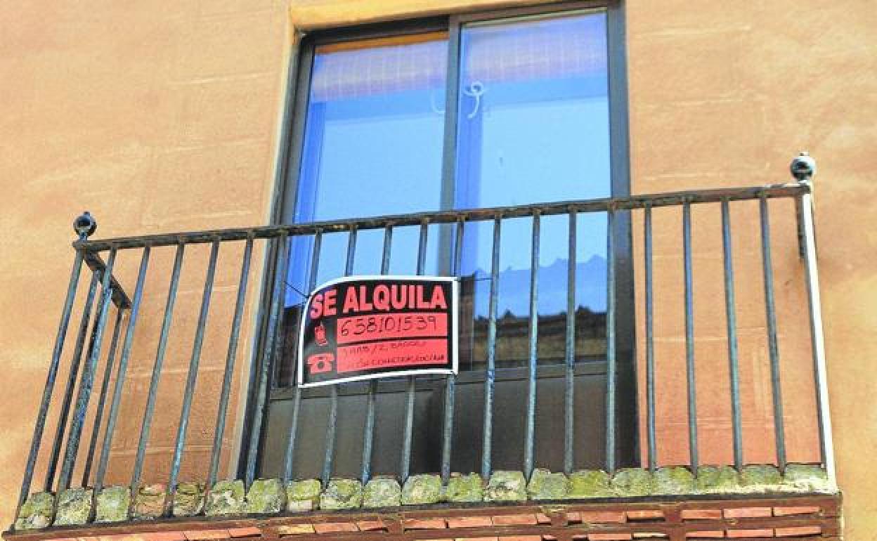 Un cartel de 'Se alquila' cuelga de un balcón en un inmueble de la capital segoviana. 