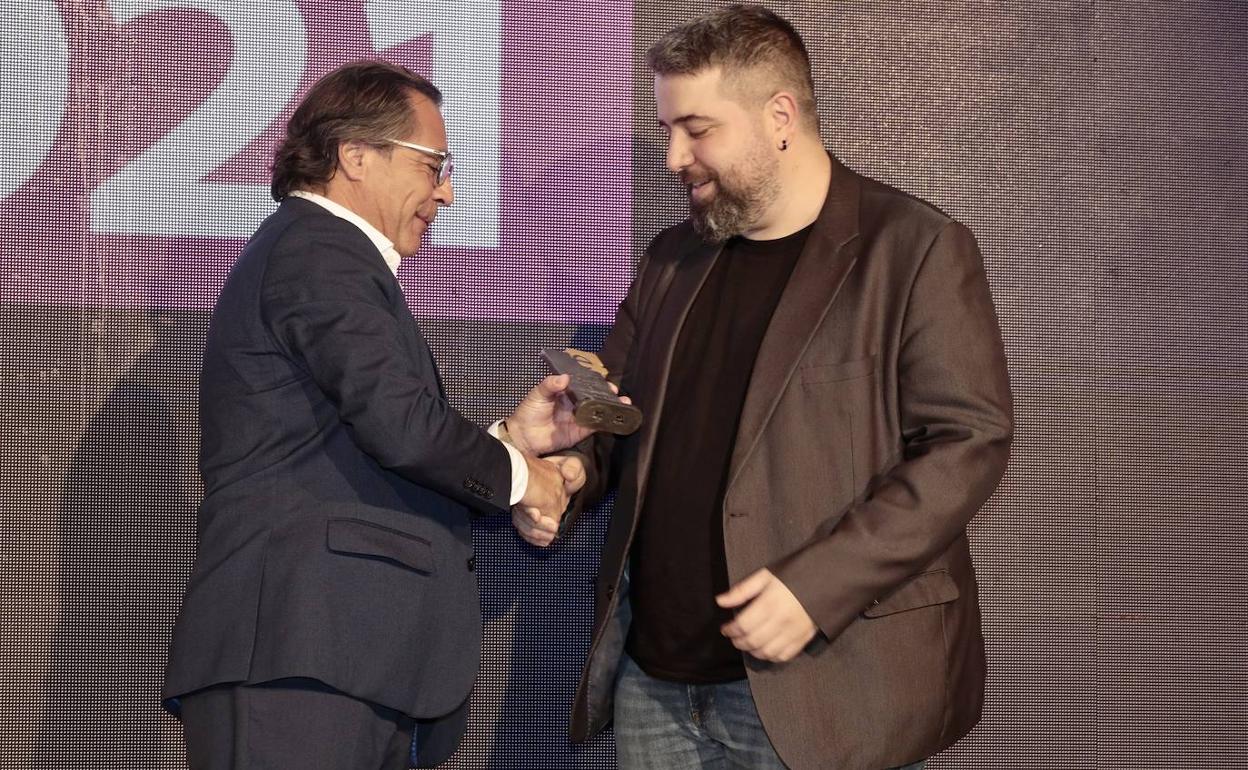 Manuel Salgado (ElNorte) entrega el premio a Mario Alagueró. 