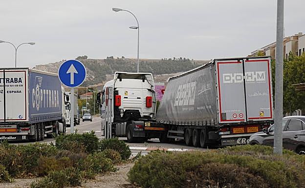 Caja del camión desenganchada de la cabina, este miércoles por la mañana.