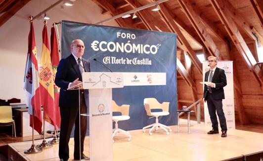 Aldo Olcese, durante la respuesta a las preguntas de los asistentes al Foro Económico de El Norte de Castilla en Valladolid.