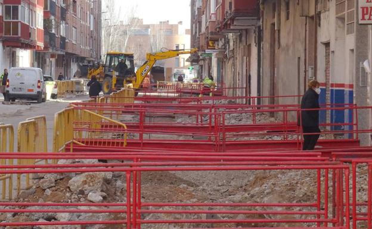 Obras en la calle Nueva del Carmen, en una imagen de archivo. / J. SANZ
