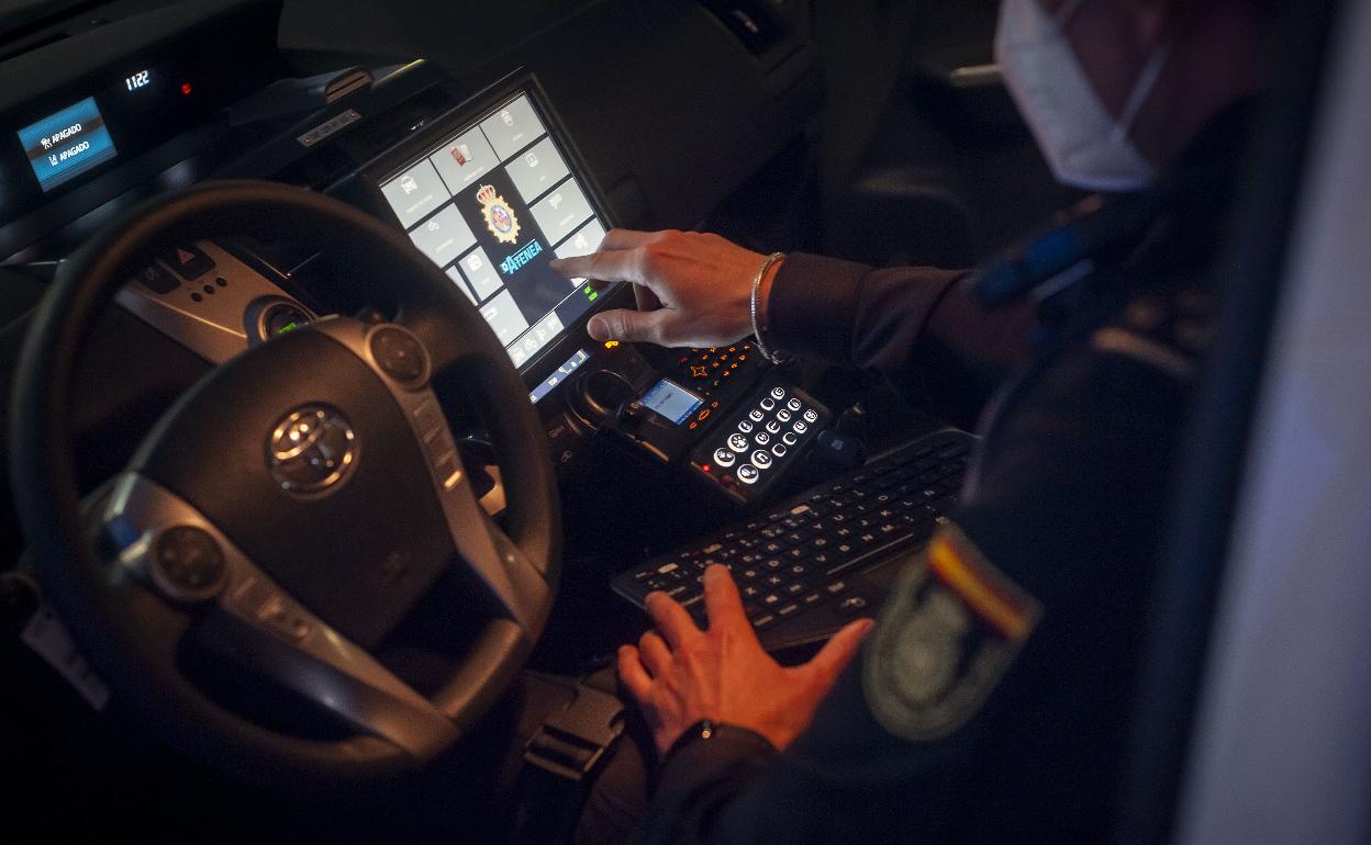 El interior de un coche de Policía Nacional, en una imagen de archivo