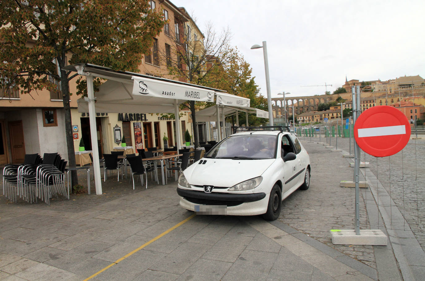 Un vehículo rebasa los límites de una terraza en el carril de subida. 