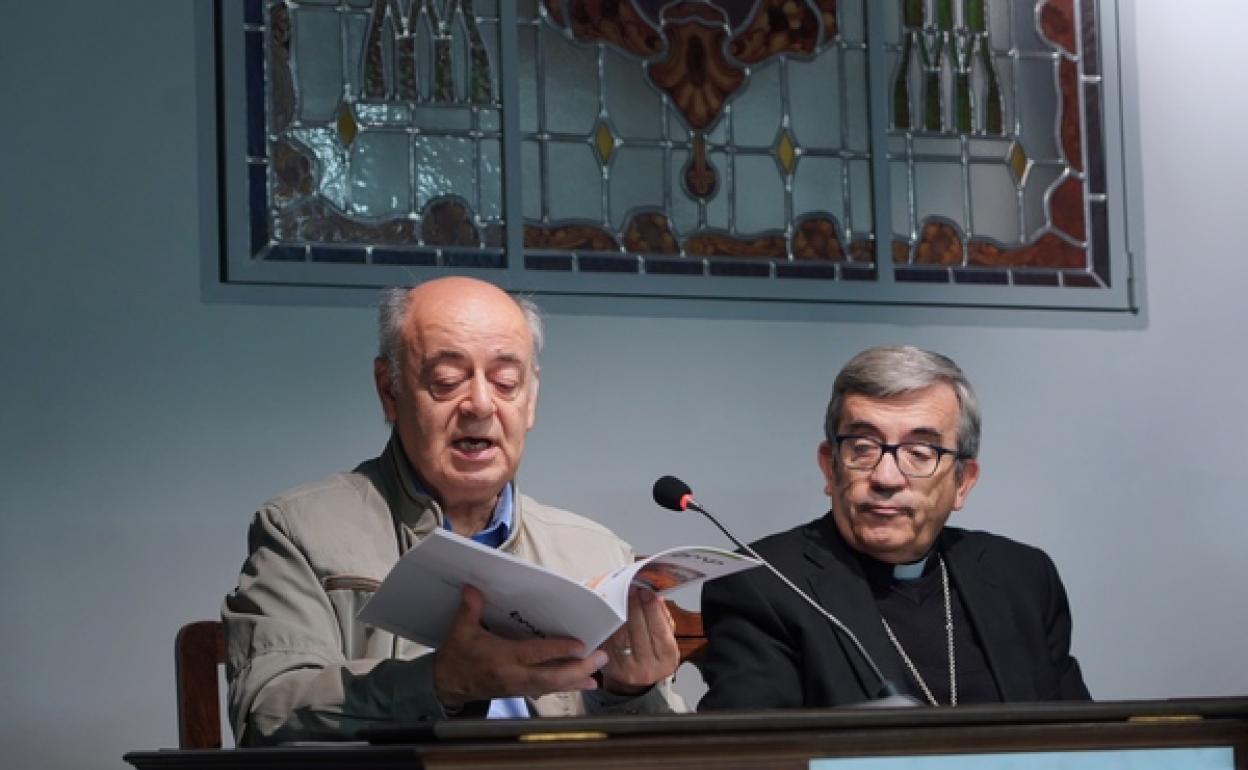 El delegado de misiones, Javier Gómez, y el arzobispo de Valladolid, Luis Argüello. 