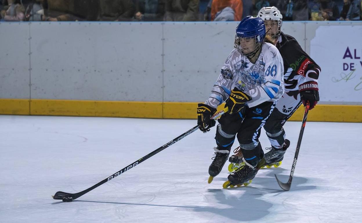 Olivia Monjas controla el disco en un partido con su club. 