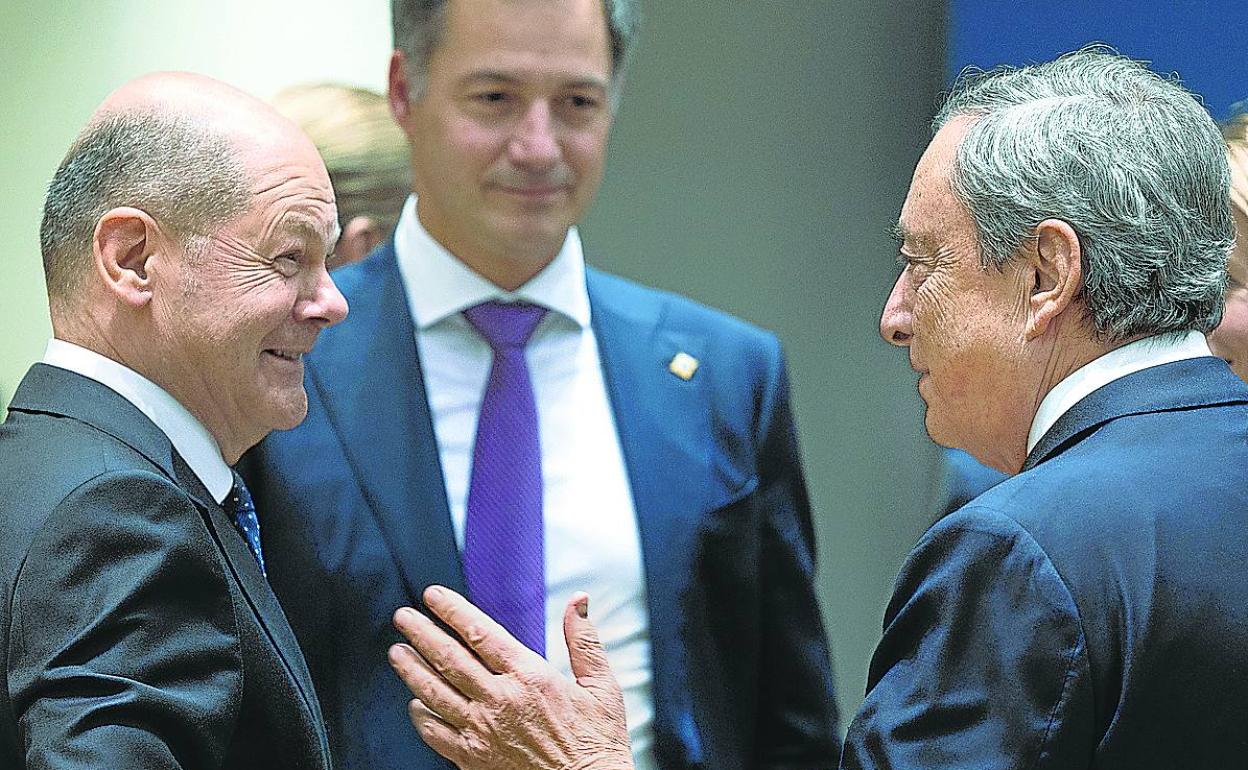 Desde la izquierda, el alemán Olaf Scholz, el belga Alexander De Croo y el italiano Mario Draghi.