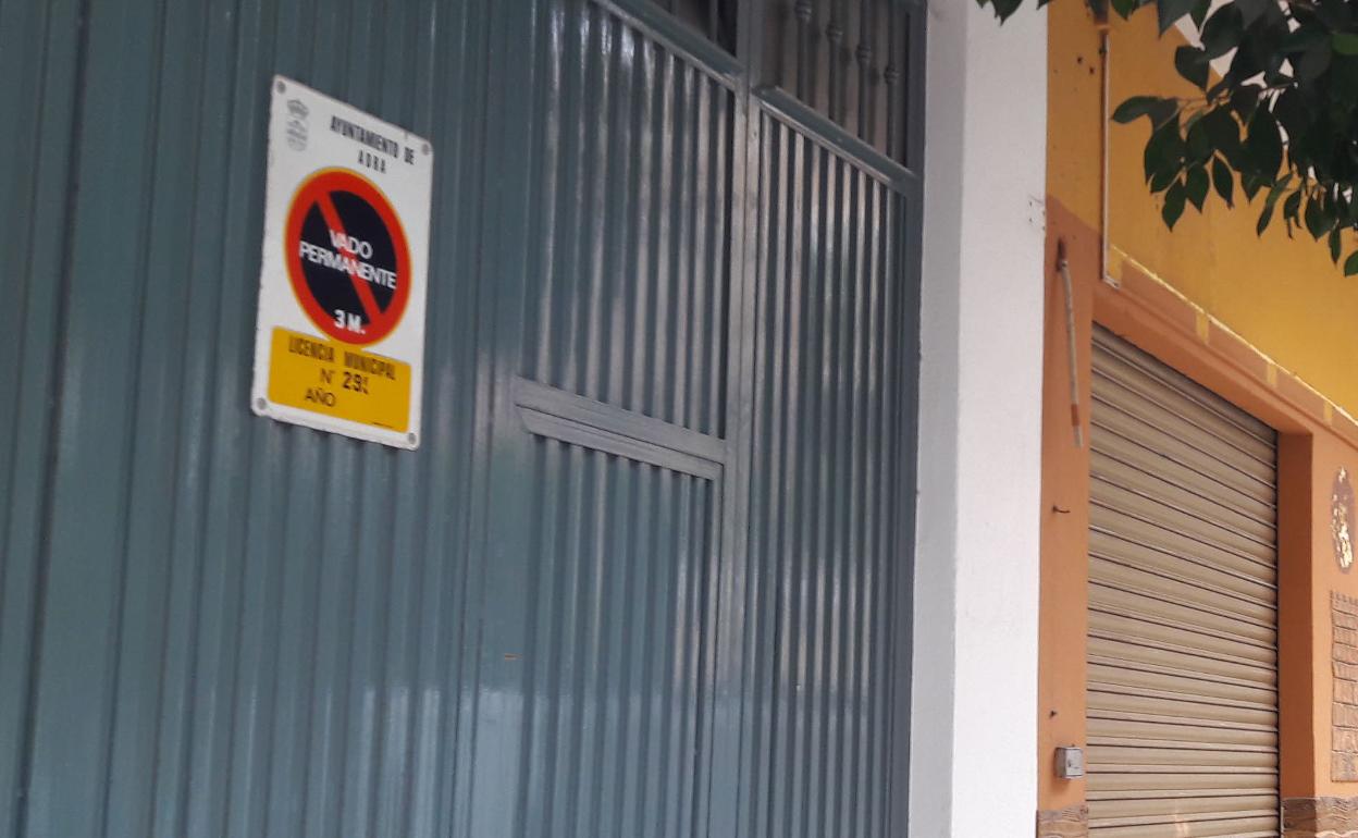 Señal de Vado permanente que prohibe aparcar.