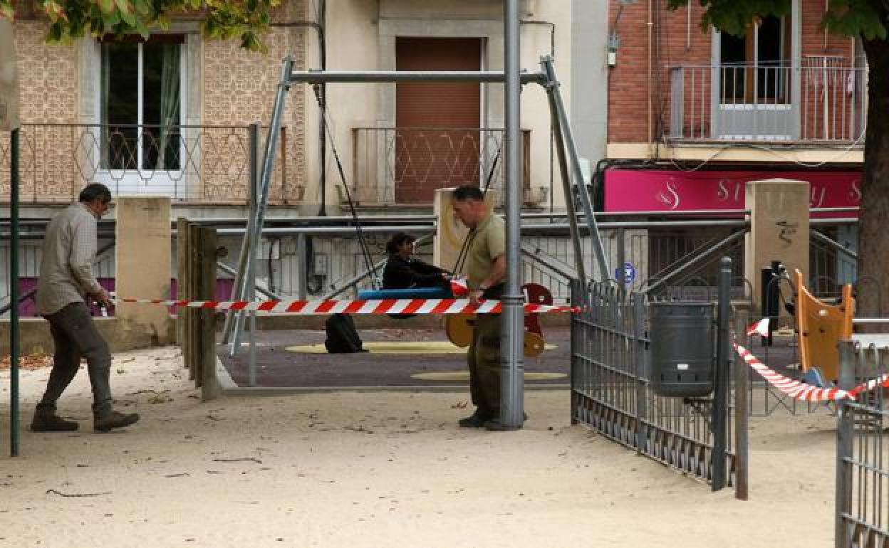 Operarios precintan el área infantil de los Jardinillos de San Roque. 