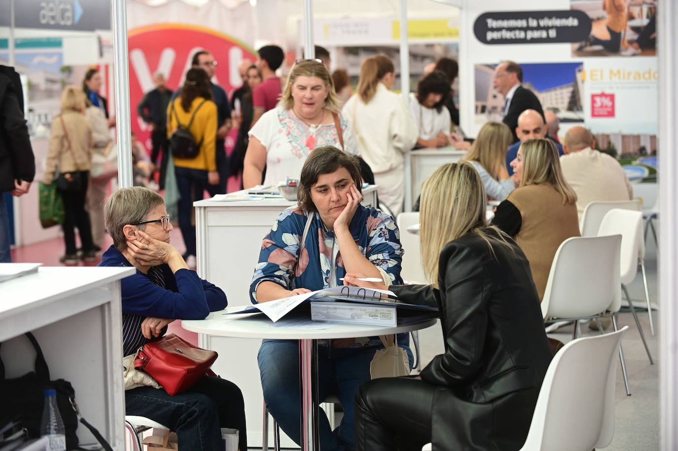Fotos: Jornada del sábado en la Feria Inmobiliaria de Valladolid (FIVA) 2022 (1/2)