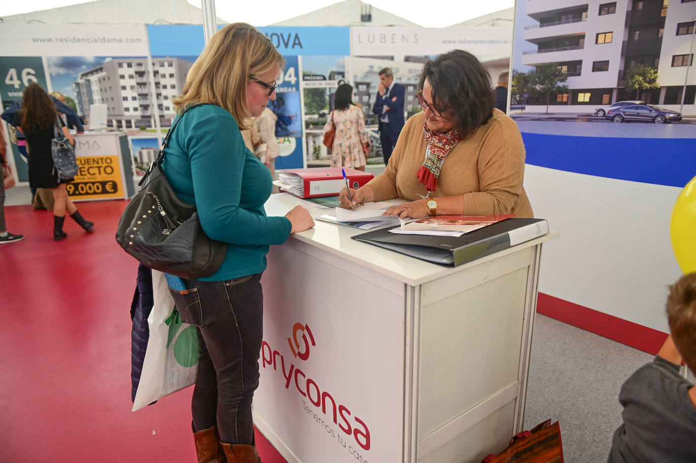 Fotos: Jornada del sábado en la Feria Inmobiliaria de Valladolid (FIVA) 2022 (1/2)