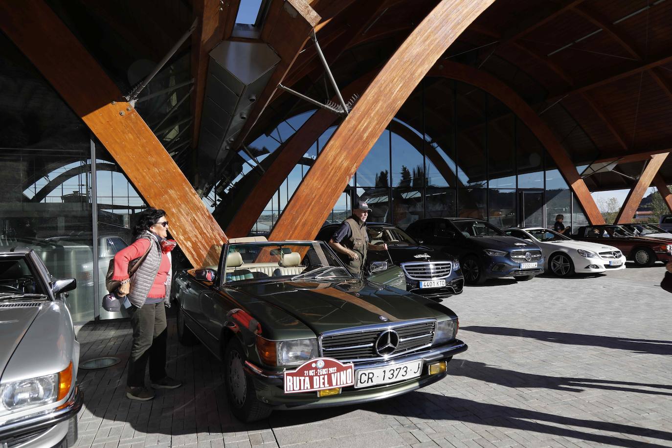 Fotos: Una veintena de coches clásicos de Mercedes visitan Bodegas Protos